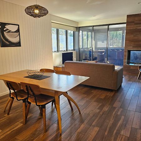 Altitude On Montville Exteriér fotografie A living room with a fireplace