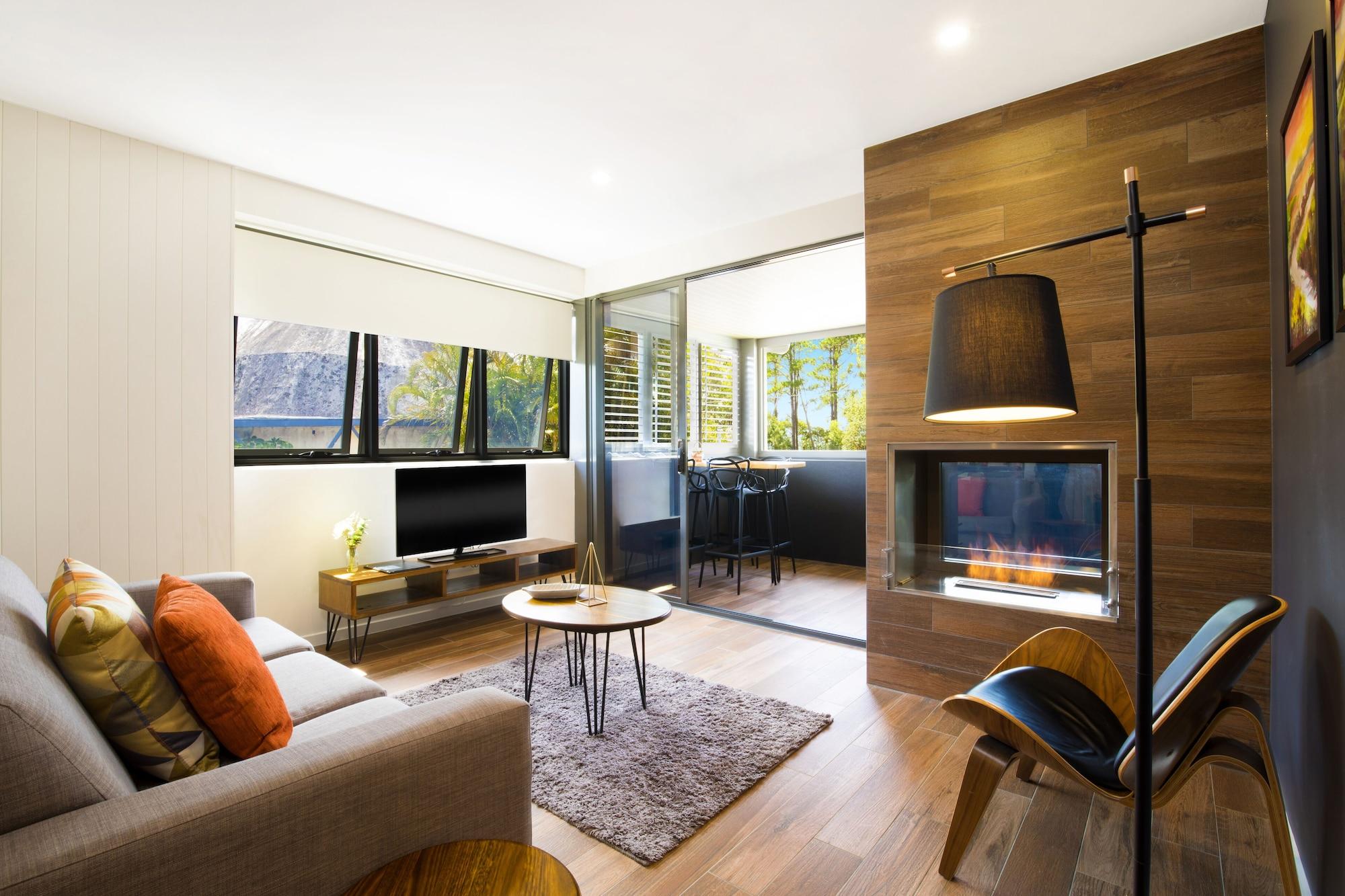 Altitude On Montville Exteriér fotografie A living room with a fireplace