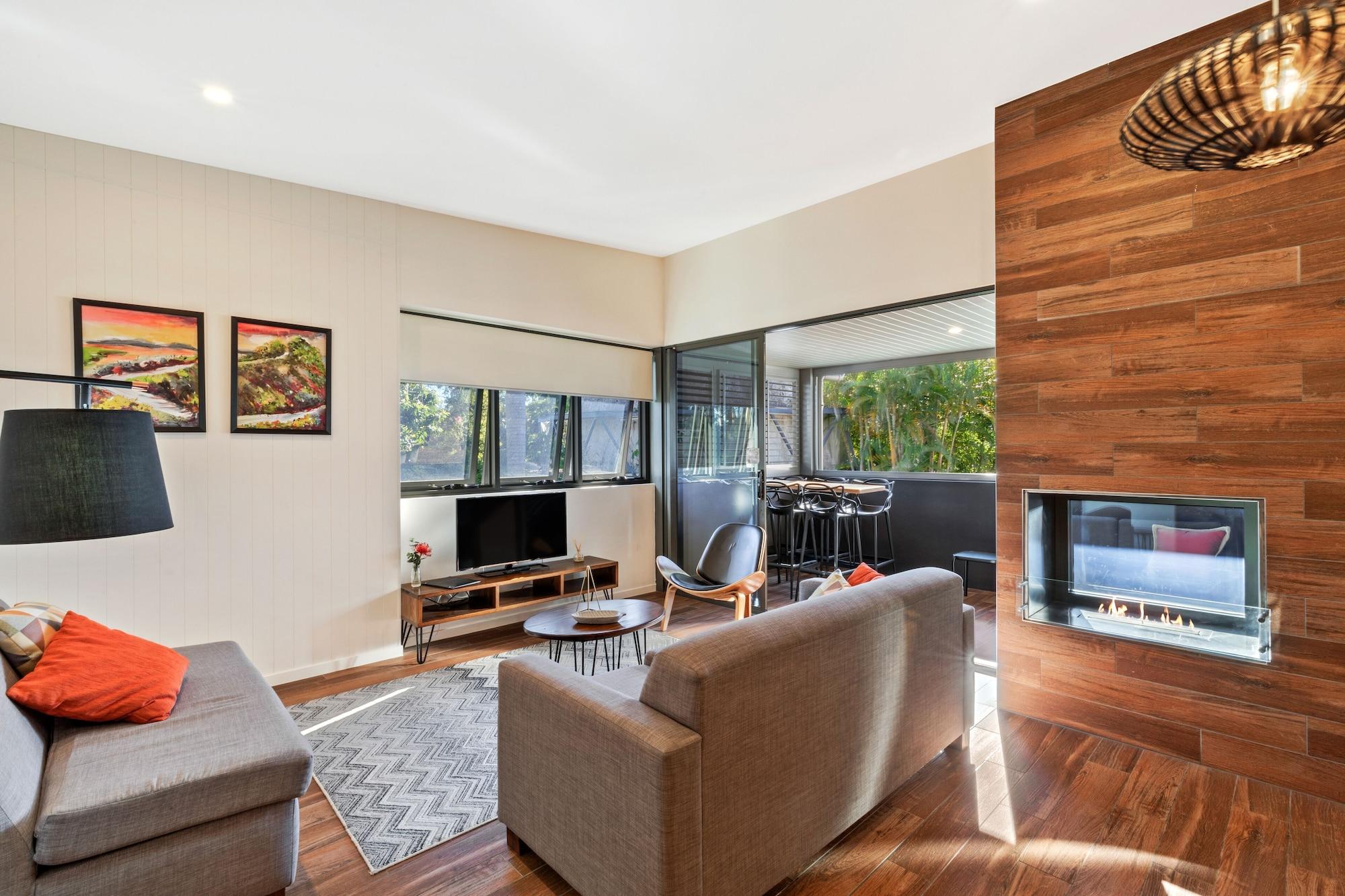 Altitude On Montville Exteriér fotografie A living room with a fireplace