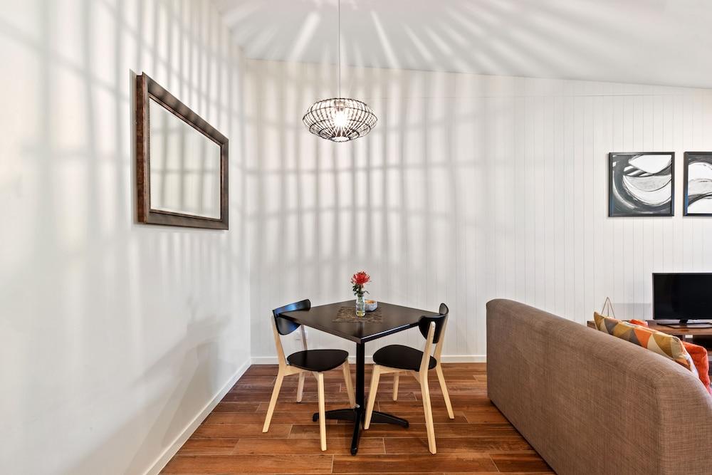 Altitude On Montville Exteriér fotografie A dining room