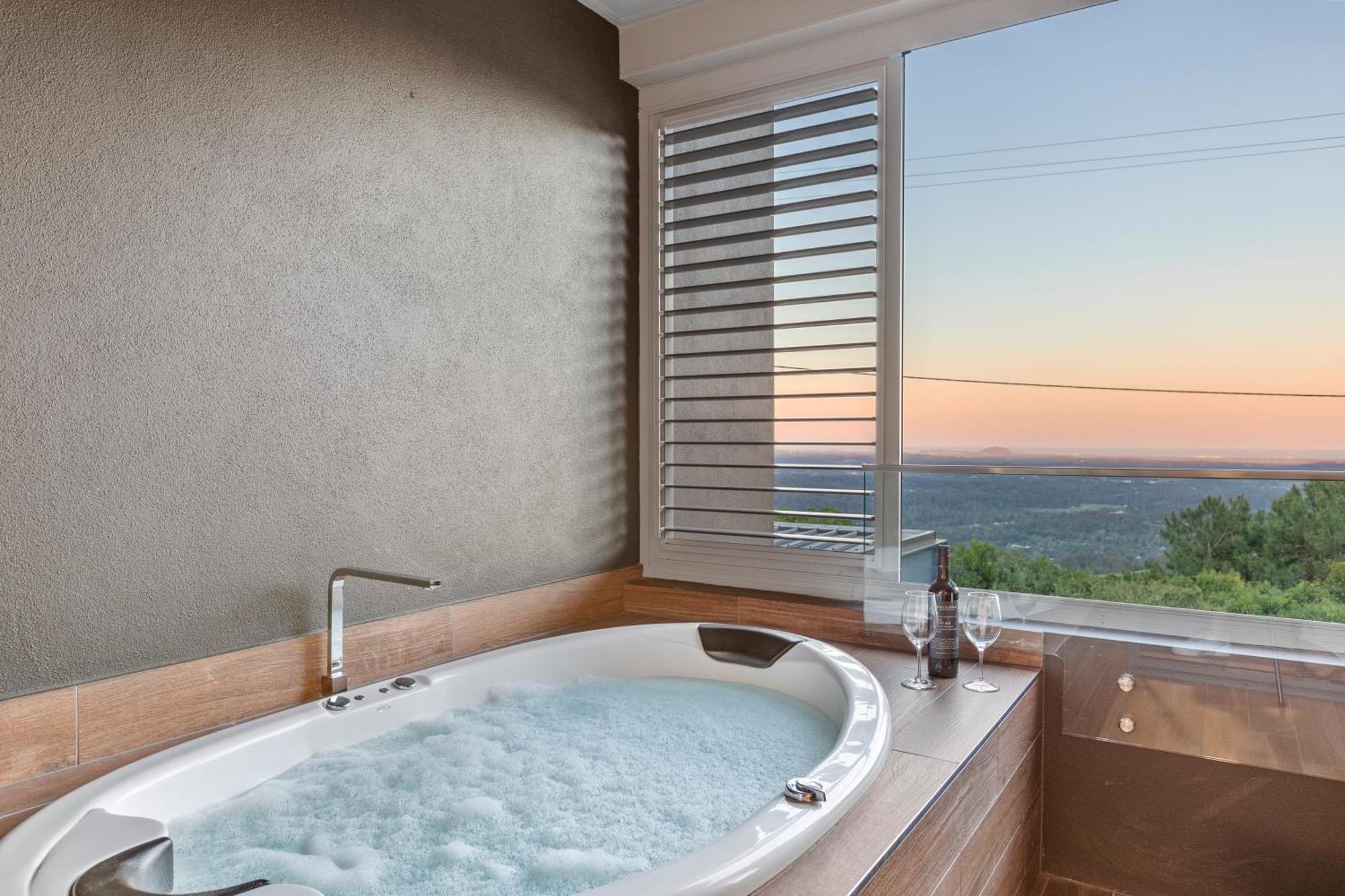 Altitude On Montville Pokoj fotografie A whirlpool bathtub