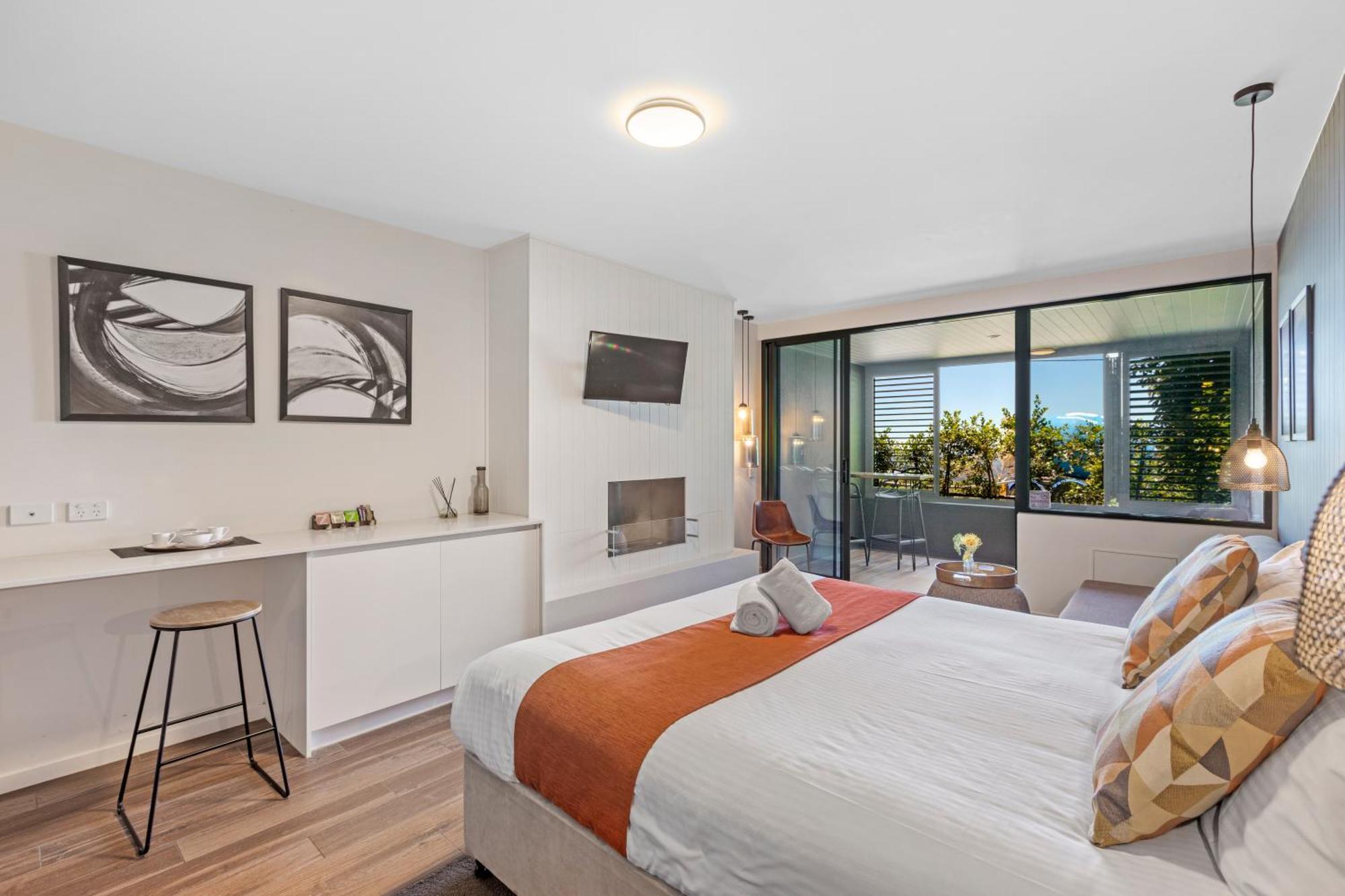 Altitude On Montville Exteriér fotografie A bedroom at the Mantra on Lake