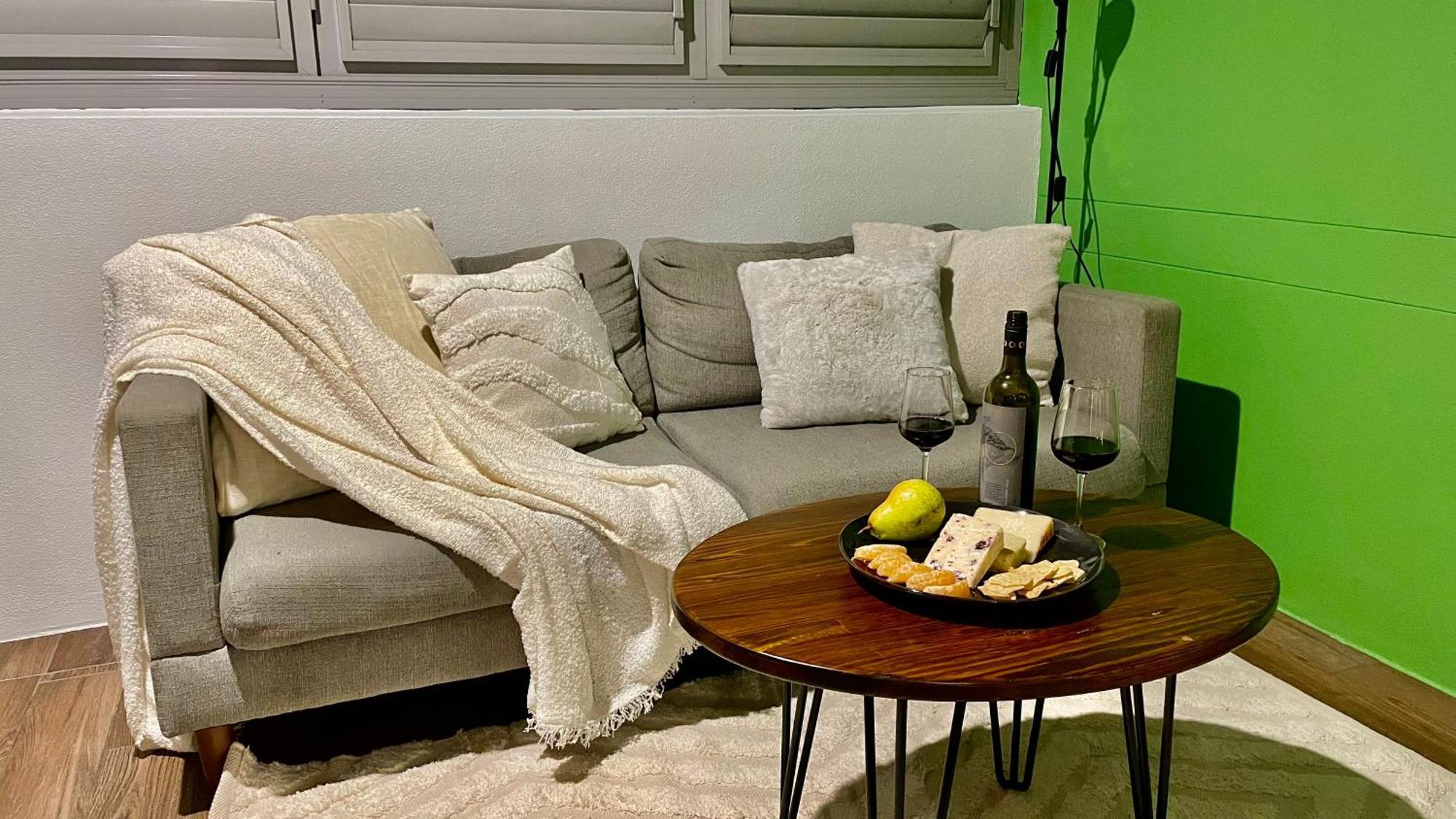 Altitude On Montville Pokoj fotografie A throw on a sofa