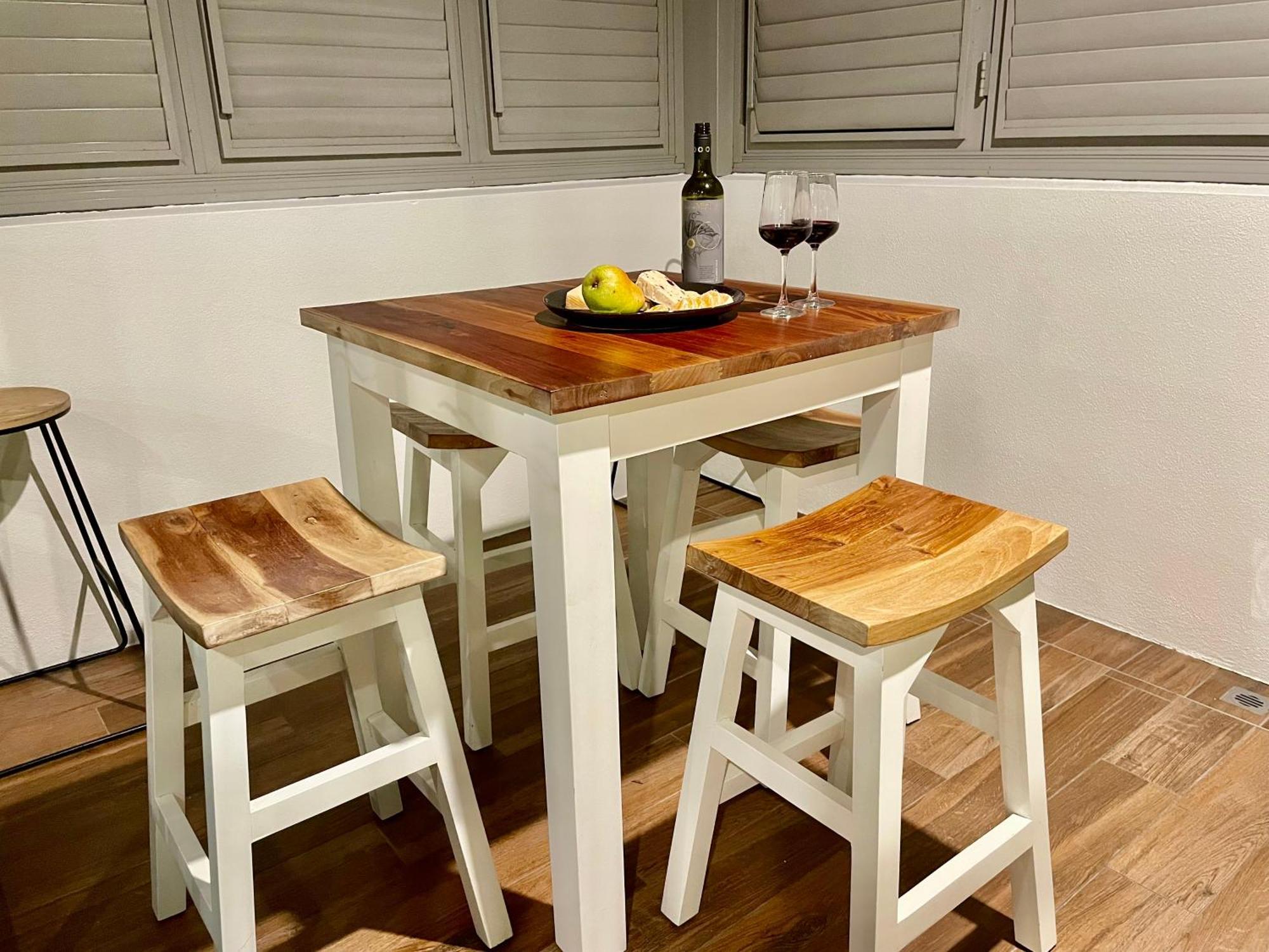 Altitude On Montville Pokoj fotografie A bar table with bar stools