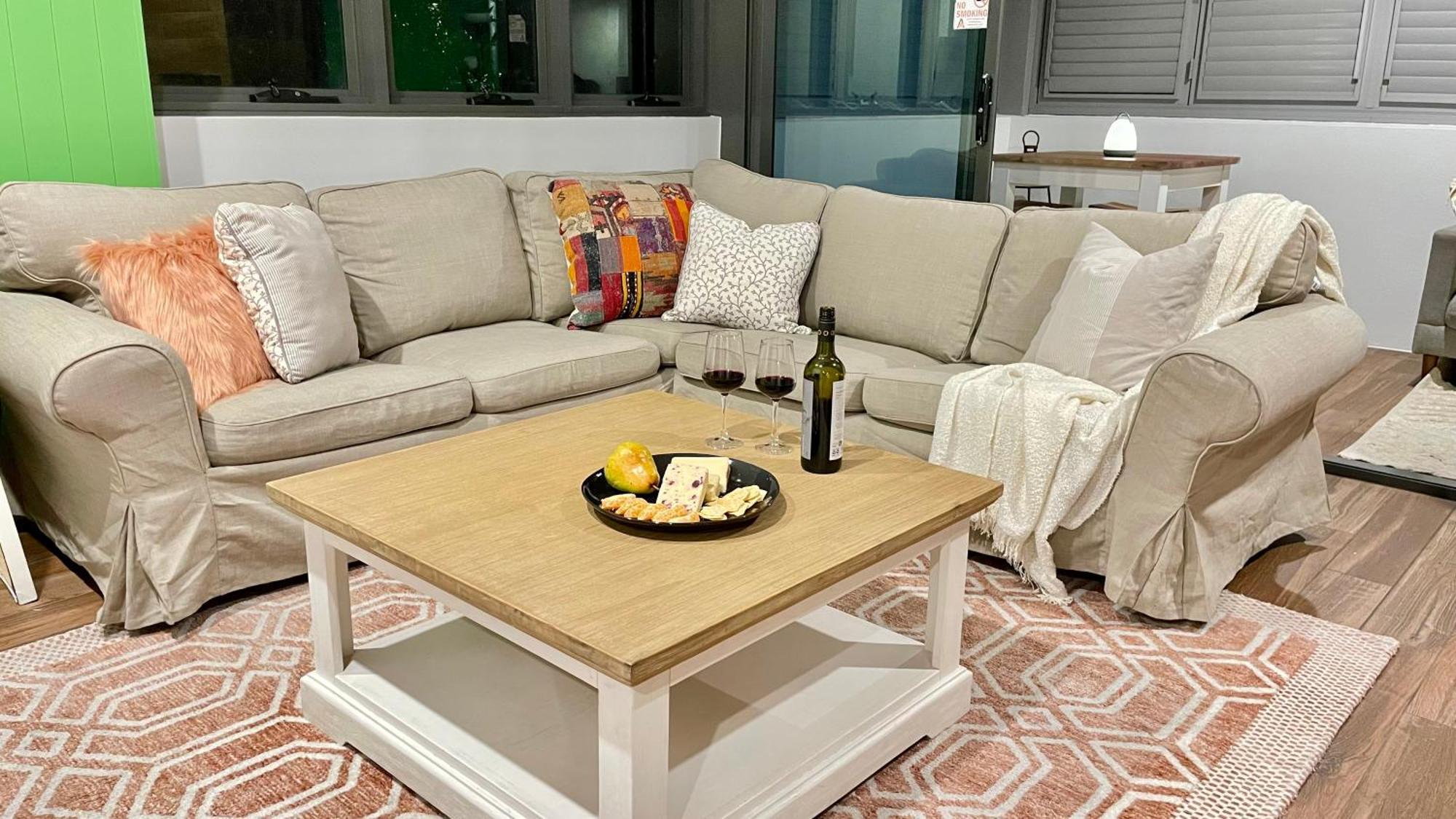 Altitude On Montville Pokoj fotografie A coffee table in a living room