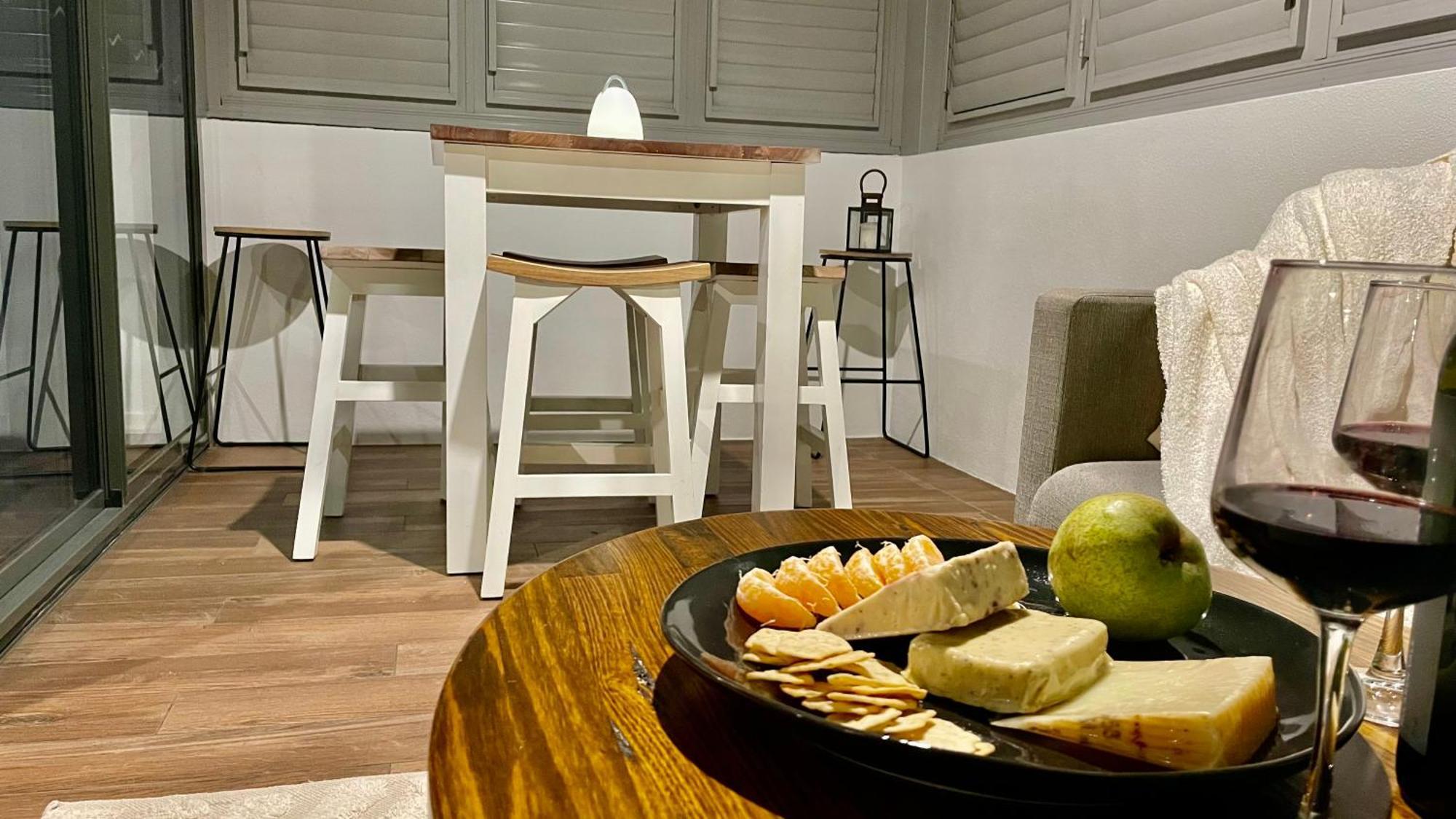 Altitude On Montville Pokoj fotografie A kitchen with a breakfast bar