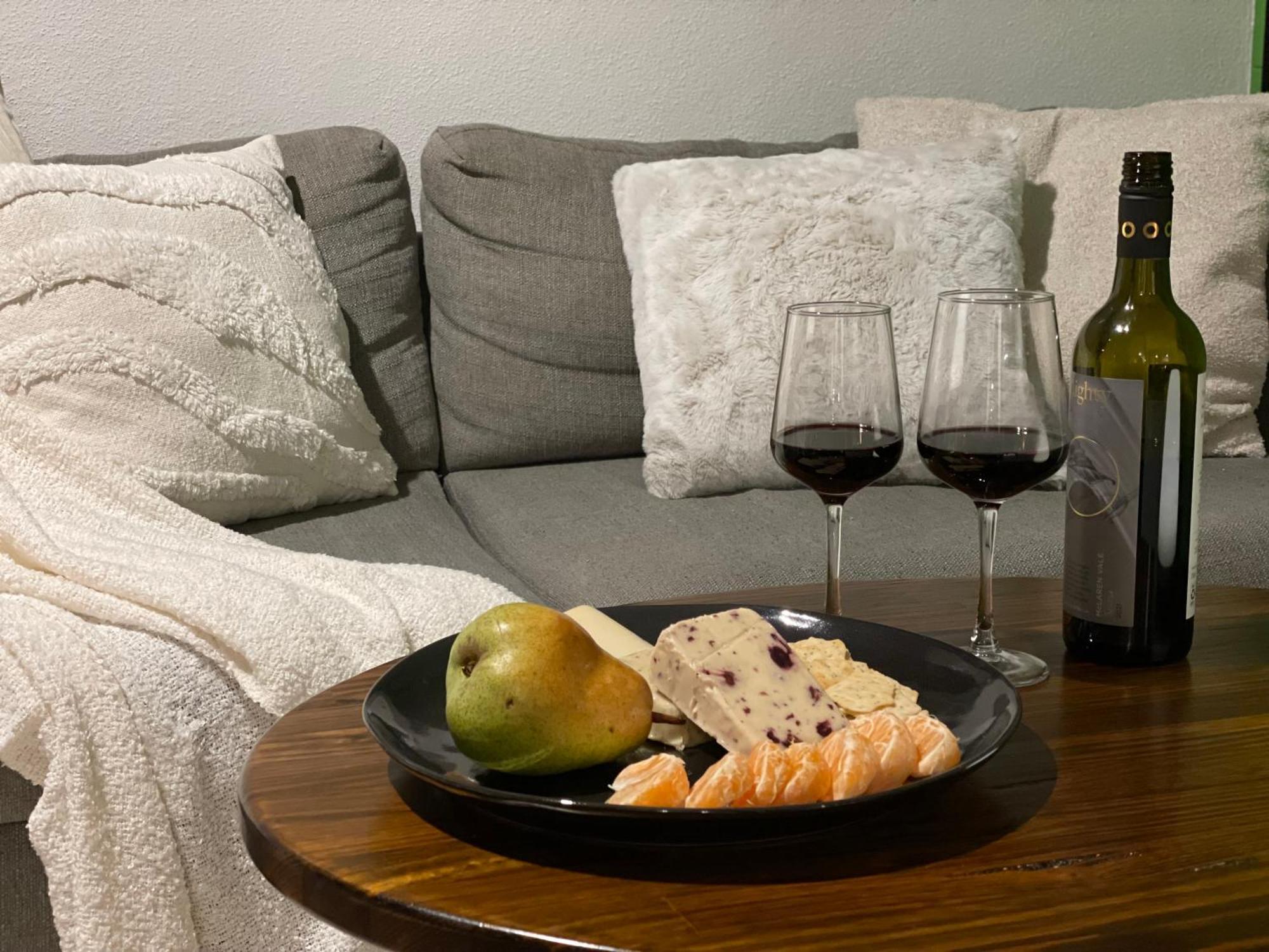 Altitude On Montville Pokoj fotografie A wine and cheese pairing