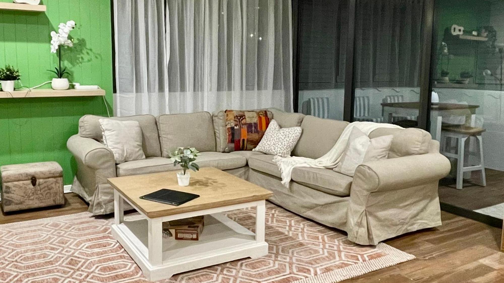 Altitude On Montville Pokoj fotografie A living room with a sofa and a coffee table