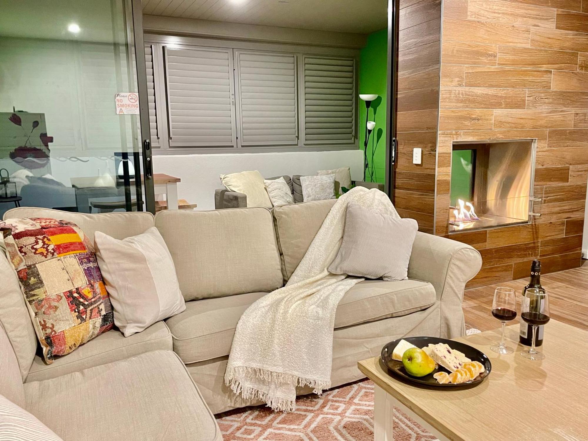 Altitude On Montville Pokoj fotografie A living room with a fireplace