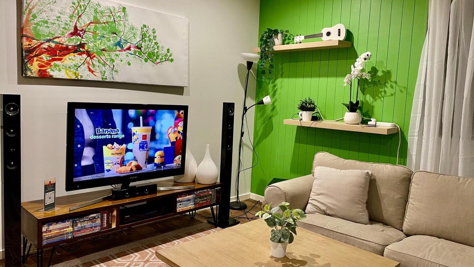 Altitude On Montville Pokoj fotografie A living room with a television