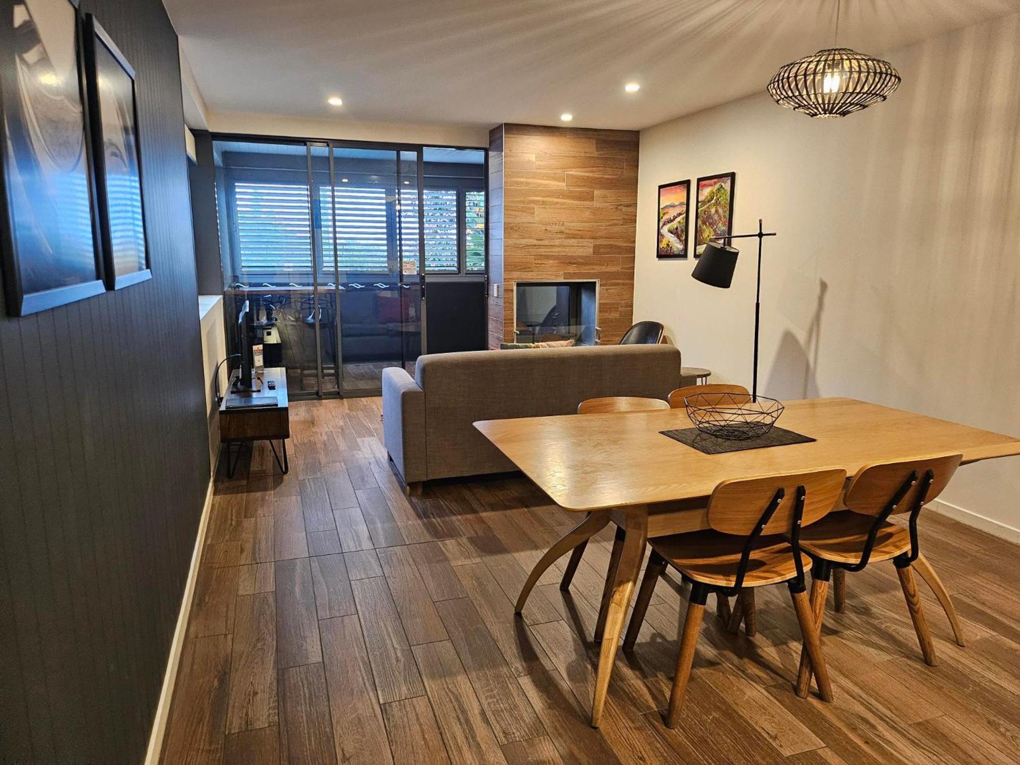 Altitude On Montville Pokoj fotografie A living room in a typical apartment at the complex