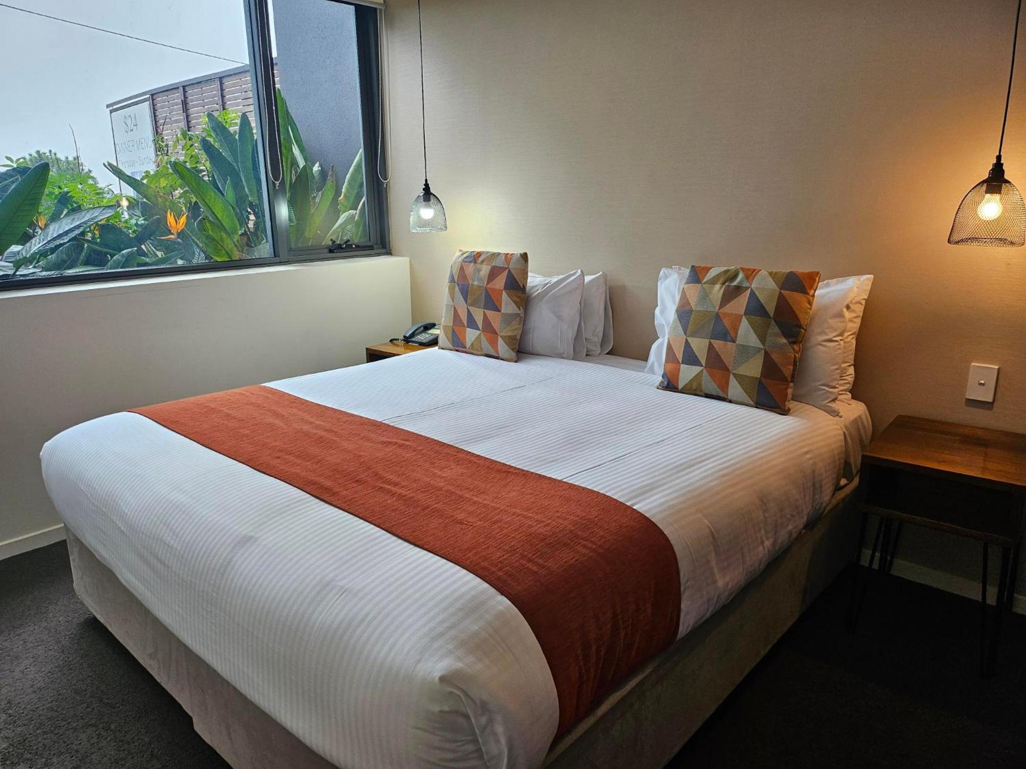 Altitude On Montville Pokoj fotografie A bed with a bed runner
