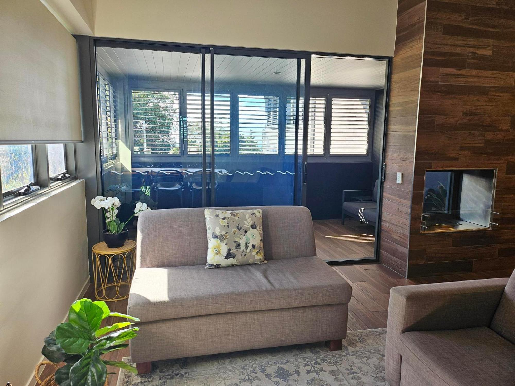 Altitude On Montville Pokoj fotografie A living room with a sofa